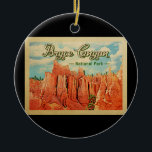 Bryce Canyon National Park Vintage Travel Keramisch Ornament<br><div class="desc">Vintage reisstijl Bryce Canyon National Park afbeelding met de beroemde grote hokjes die in een puffe blauwe wolkenhemel reikten.</div>