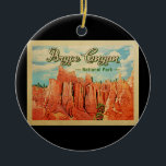 Bryce Canyon National Park Vintage Travel Keramisch Ornament<br><div class="desc">Vintage reisstijl Bryce Canyon National Park afbeelding met de beroemde grote hokjes die in een puffe blauwe wolkenhemel reikten.</div>