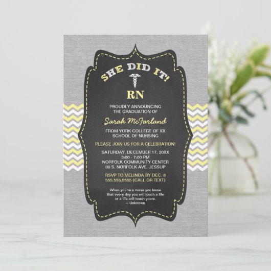 BSN Nurse afstuderen nodigt uit, geel krijtbord Kaart (Staand voorkant)