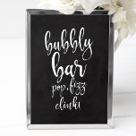 Bubbel bord met 8 x 10 bruiloft poster<br><div class="desc">Een elegant teken van de snijrand bruiloft,  kenmerkt de tekst "bubbly bar,  pop,  fizz,  klok!"in een uitgewalste manuscriptdoopvont,  voegt de borsteltextuur een spontaan en playful gevoel toe. De achtergrondkleur kan aan uw behoeften en voorkeuren worden aangepast. Neem contact met mij op als u een speciaal verzoek hebt.</div>
