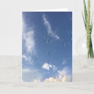 Bubbels op een blanco kaart van de zomerdag