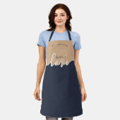 BUBBIE is Love NAVY & TAN Script Schort (Gedragen)