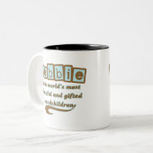 Bubbie van kleinkinderen met cadeautjes tweekleurige koffiemok (Voorkant links)