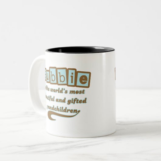 Bubbie van kleinkinderen met cadeautjes tweekleurige koffiemok (Voorkant links)