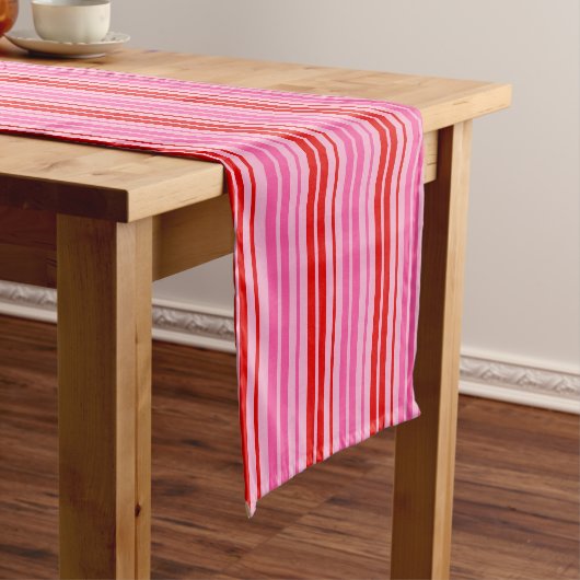 Bubblegum Roze Rood Verticale Strepen Design Korte Tafelloper (Voorbeeld)
