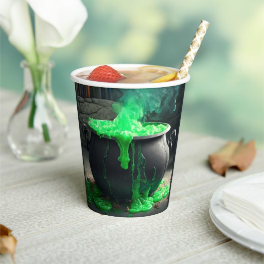 Bubbling Witch's Cauldron Halloween Papieren Bekers (Insitu)