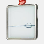 Bubels op het wateroppervlak metalen ornament (Links)