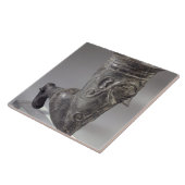 Bucchero-vat in de vorm van een poot met gesculpte tegeltje (Zijkant)