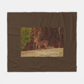 Buck Deer bij de bomen Fleece Deken (Voorkant (Horizontaal))