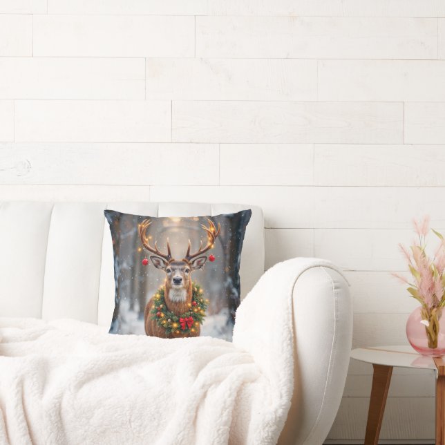 Buck In Snowflakes Wearing a Holiday Wreath Kussen (Bank)