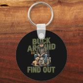 Buck rond en ontdek de grappige Trump Camo-jacht Sleutelhanger (Voorkant)