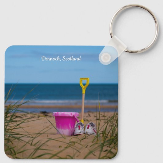 Bucket en spaak op Dornoch Beach Sleutelhanger (Achterkant)