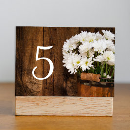 Bucket en White Daisies Barn Wedding Table Number Kaart