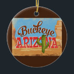 Buckeye Arizona Cartoon Desert Vintage Travel Keramisch Ornament<br><div class="desc">Buckeye Arizona neo vintage-reisontwerp in een grappige cartoon retro-stijl met de woestijn,  een cactus en rotsen. Blauw,  bruin en rood met groene cactus.</div>