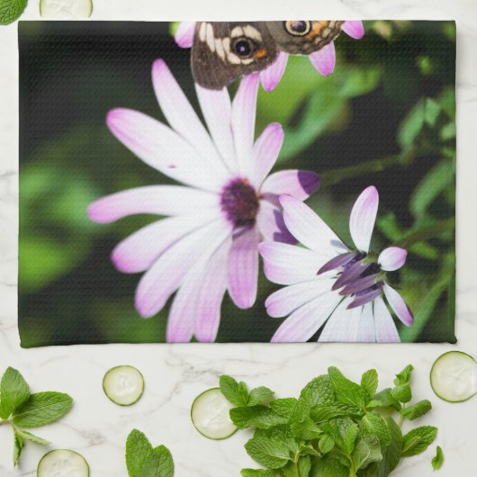 Buckeye Butterfly op Paarse bloem Theedoek (Gevouwen)