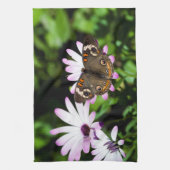 Buckeye Butterfly op Paarse bloem Theedoek (Verticaal)