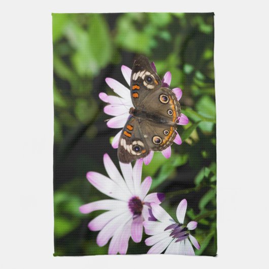 Buckeye Butterfly op Paarse bloem Theedoek (Verticaal)
