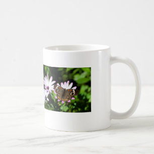 Buckeyvlinder op paarse bloemen koffiemok