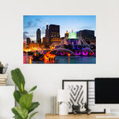 Buckingham Fountain Lit bij nacht Poster (Thuiskantoor)