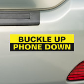 Buckle Up / Phone Down Zwart en Geel Bumpersticker (Op auto)