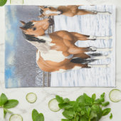 Buckskin Paint Horses in sneeuw Theedoek (Gevouwen)