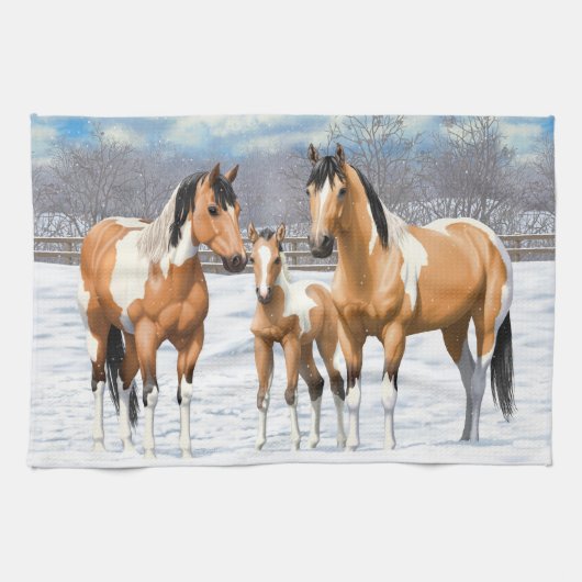 Buckskin Paint Horses in sneeuw Theedoek (Horizontaal)