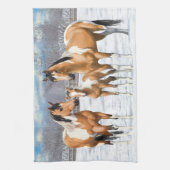 Buckskin Paint Horses in sneeuw Theedoek (Verticaal)
