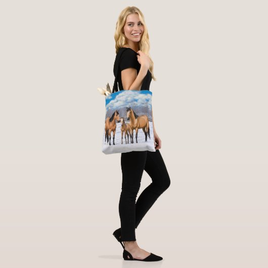 Buckskin Quarter Horses op sneeuw Tote Bag (Op model)