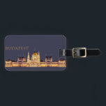 Budapest Travel Souvenir Bagagelabel<br><div class="desc">Het gebouw van het Hongaarse parlement is waarschijnlijk de meest herkenbare mijlpaal in de hoofdstad Boedapest. Deze reissouvenir kenmerkt deze opmerkelijke architectuur die 's nachts verlicht werd. Het perfecte cadeau voor jou of iemand anders om een reis naar deze ongelooflijke stad te markeren. Dit bagagelabel is volledig aanpasbaar en geweldig!...</div>
