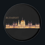 Budapest Travel Souvenir Magneet<br><div class="desc">Het gebouw van het Hongaarse parlement is waarschijnlijk de meest herkenbare mijlpaal in de hoofdstad Boedapest. Deze reissouvenir kenmerkt deze opmerkelijke architectuur die 's nachts verlicht werd. Het perfecte cadeau voor jou of iemand anders om een reis naar deze ongelooflijke stad te markeren. Deze magneet is volledig aanpasbaar.</div>