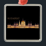 Budapest Travel Souvenir Metalen Ornament<br><div class="desc">Het gebouw van het Hongaarse parlement is waarschijnlijk de meest herkenbare mijlpaal in de hoofdstad Boedapest. Deze reissouvenir kenmerkt deze opmerkelijke architectuur die 's nachts verlicht werd. Het perfecte cadeau voor jou of iemand anders om een reis naar deze ongelooflijke stad te markeren. Dit ornament is volledig aanpasbaar en geweldig!...</div>