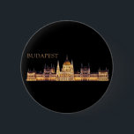 Budapest Travel Souvenir Ronde Button 5,7 Cm<br><div class="desc">Het gebouw van het Hongaarse parlement is waarschijnlijk de meest herkenbare mijlpaal in de hoofdstad Boedapest. Deze reissouvenir kenmerkt deze opmerkelijke architectuur die 's nachts verlicht werd. Het perfecte cadeau voor jou of iemand anders om een reis naar deze ongelooflijke stad te markeren. Deze knop is volledig aanpasbaar en volledig...</div>