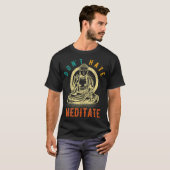 Buddha Dont Hate Meditate Funny Yoga Pose T-shirt (Voorkant volledig)