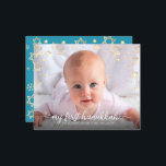Budget 1st Hanukkah Foto Gold Star van David Kaart<br><div class="desc">"Mijn eerste hanukkah." Een speelse visuele weergave van faux gouden folie sneeuwvlokken, sterren van David en witte handgeschreven script typografie, die de foto van je keuze overtreft, helpen je in Hanukkah en Nieuwjaar te gebruiken. Op de achterkant leggen extra champagne faux gouden sneeuwvlokken een zachte, turkooisblauwe achtergrond. Voel de warmte...</div>