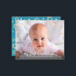 Budget 1st Hanukkah Foto Gold Star van David Kaart<br><div class="desc">"Mijn eerste hanukkah." Een speelse visuele weergave van faux gouden folie sneeuwvlokken, sterren van David en witte handgeschreven script typografie, die de foto van je keuze overtreft, helpen je in Hanukkah en Nieuwjaar te gebruiken. Op de achterkant leggen extra champagne faux gouden sneeuwvlokken een zachte, turkooisblauwe achtergrond. Voel de warmte...</div>