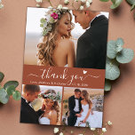 Budget 3 Foto Terracotta Script Bruiloft Dank u Briefkaart<br><div class="desc">Budget Boho Stijlvolle Elegante Hand Lettered Script 3 Photo Collage Terracotta Wedding Dank u briefkaart. Minimalistische bruiloft dank u kaart sjabloon met 3 foto op de voorkant en een foto op de achterkant. Met de tekst "Thank You" in een wervelende hand geletterde typografie script lettertype met swash staart en weinig...</div>