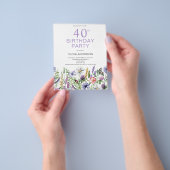 Budget 40e Verjaardag Paarse Bloemenuitnodiging Flyer (Hand)
