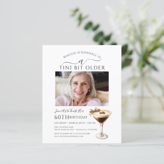 BUDGET 60e verjaardag Foto Espresso Martini Uitnod (Staand voorkant)