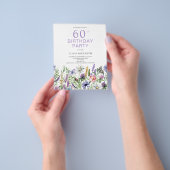 Budget 60e Verjaardag Paarse Bloemenuitnodiging Flyer (Hand)