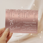 Budget 70th Birthday Glitter Roos Gold Invitation<br><div class="desc">Elegant,  chic en budgetvriendelijk,  70ste verjaardagsfeest met "70 & Fabulous",  in stijlvol wit schrift tegen een gouden achtergrond van het roos,  met een gouden vuile roos glitter die naar beneden druipt. Je kunt je personaliseren met haar naam en de details van de zeventigste verjaardag.</div>