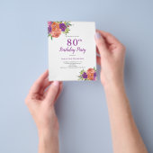 Budget 80e Verjaardag Paarse Bloemenuitnodiging Flyer (Hand)