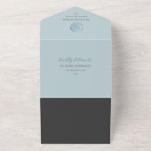 Budget, aangepast monogram, stoffige blauwe rsvp b all in one uitnodiging (Buitenkant)