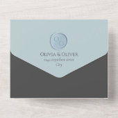 Budget, aangepast monogram, stoffige blauwe rsvp b all in one uitnodiging (Achterkant)