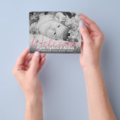 Budget B&W Roze Geboorteaankondiging Flyer (Hand)