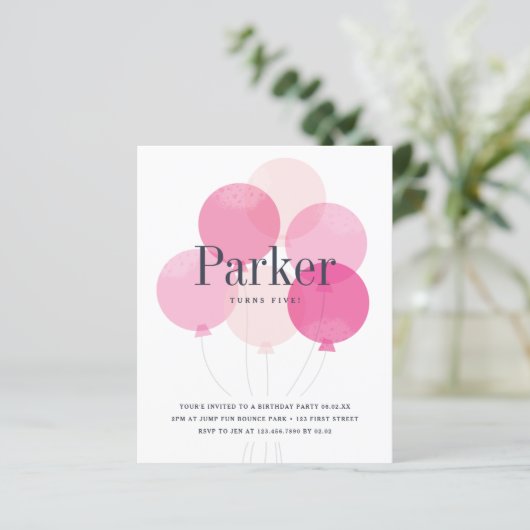Budget ballon roze verjaardagsfeest uitnodiging (Staand voorkant)