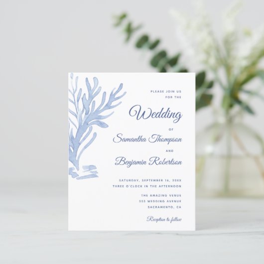 Budget Beach Weddenschap Uitnodiging Modern Blue W (Staand voorkant)