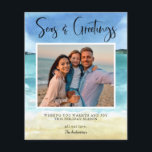 Budget Beach Zeeen and Greetings Family Foto Flyer<br><div class="desc">Budget Beach Zeeen and Greetings Family Foto Kerstmis Kaart Flyer - Onze budgettair kerstkaartflyer bevat uw prachtige foto, moderne scripttypografie die "Zeeen & groeten" op een prachtige, waterverf strandscène leest. De editable groet leest "WISHING U GARMTH EN PLAATST DEZE ZEE VAN DE HOLIDAY"EN is gepersonaliseerd met uw familienaam en salutatie....</div>