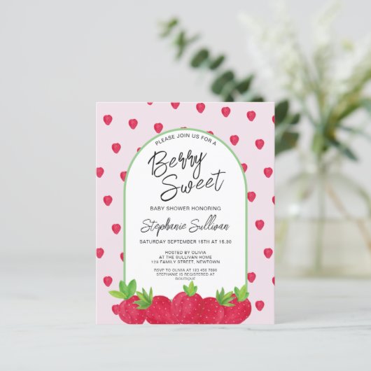 Budget Berry Zoete Aardbei Baby Shower Uitnodiging (Staand voorkant)