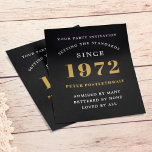 Budget Birthday Invitation Black and Gold Flyer<br><div class="desc">Voor een elegant,  elke feestdag voor een verjaardagsfeest. Een zwarte en goudelegante sjabloon. Pas een naam en partijdetails aan en voeg deze toe. LAGE BUDGET INVITATION FLYERS. *** OPMERKING: deze budgetoptie is een flyer (geen enveloppen inbegrepen) dus de lage prijs - De SATIN-optie is de dikkere keuze.</div>