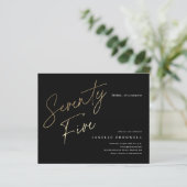 Budget Black en Gold Script 75th Birthday Invite (Staand voorkant)